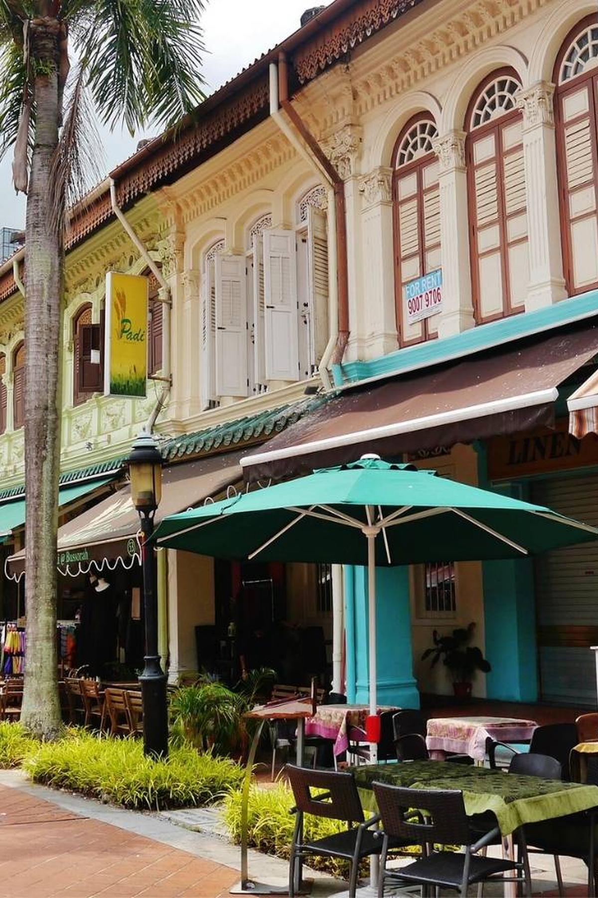Bussorah Street: Pedestrian Walkway with Cafes and Shops
