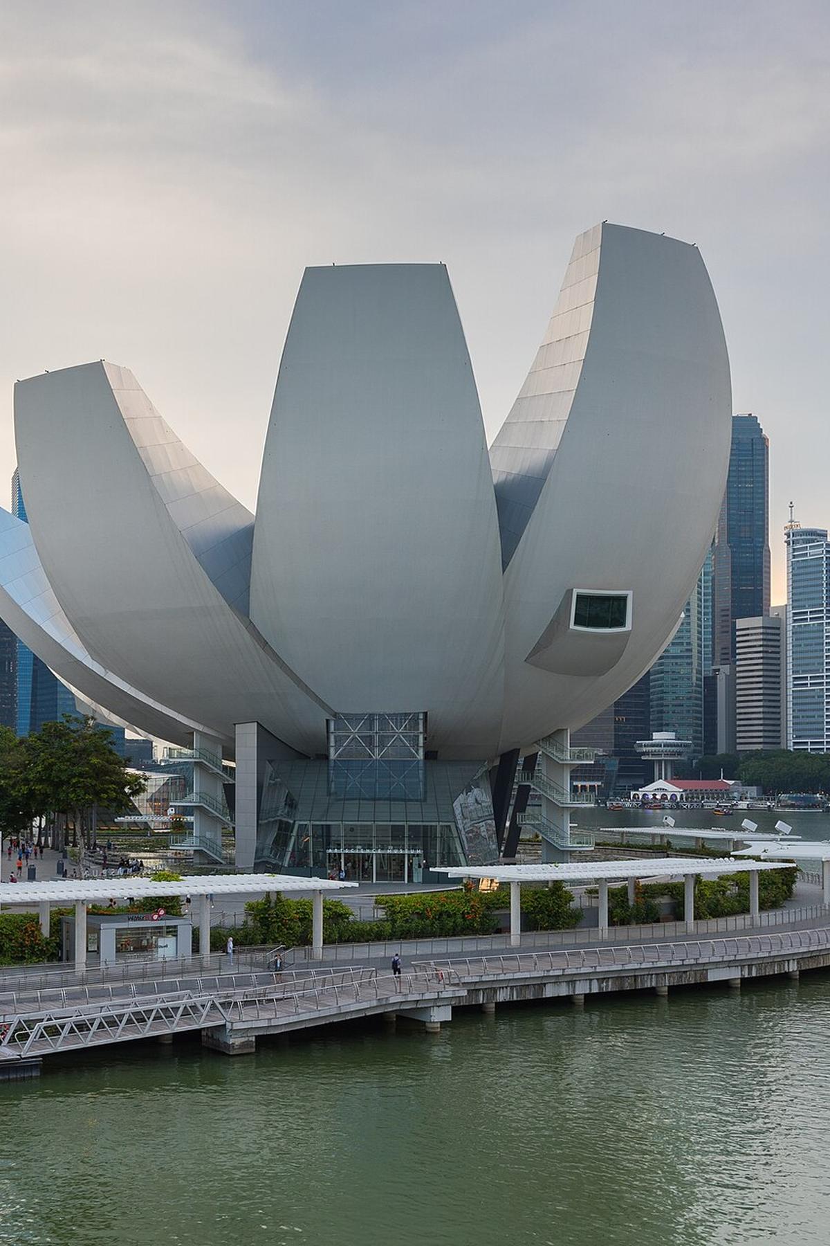 Marina Bay: Singapore's Iconic Skyline & Attractions