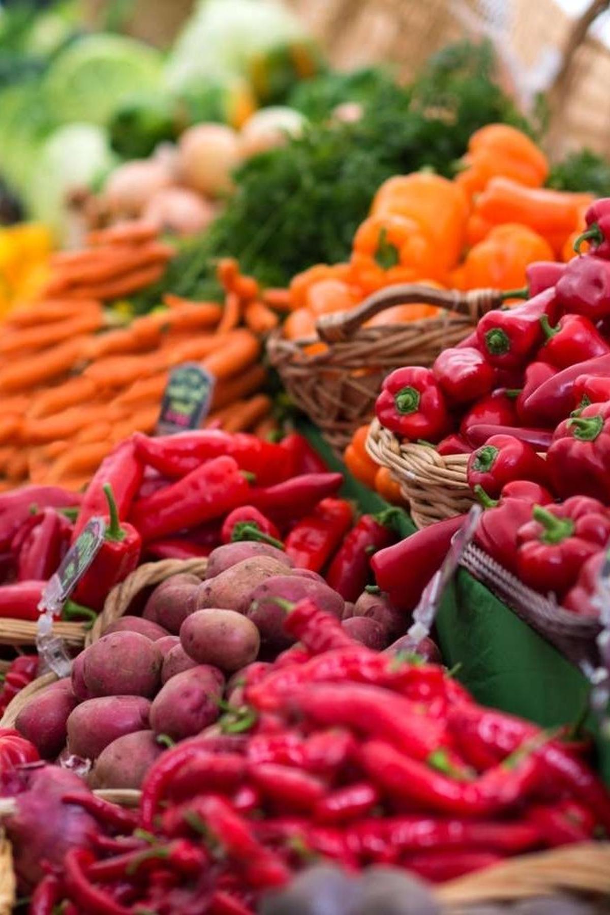 Veggie and Spice Markets: Aromatic Delights